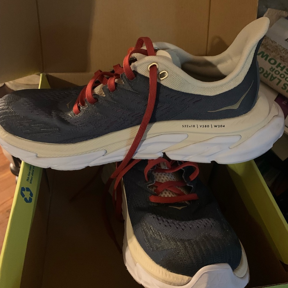 Hoka worn twice. Love the patriotic colors! Clifton Edge 7.5